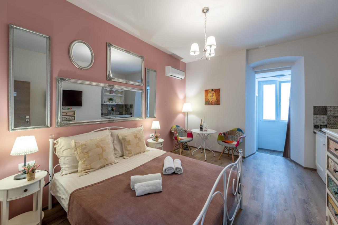Old City Romantic Studios 4 With Free Private Parking Pula Exterior photo