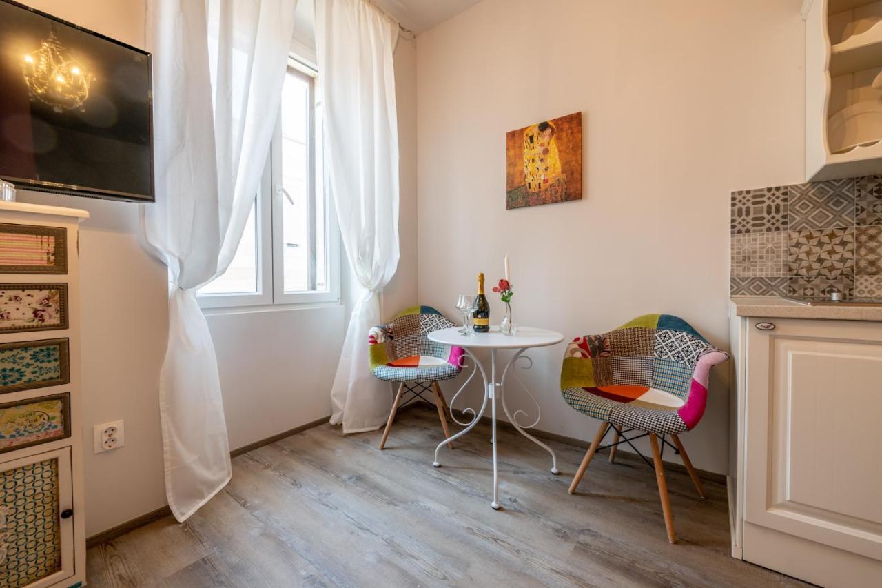 Old City Romantic Studios 4 With Free Private Parking Pula Exterior photo