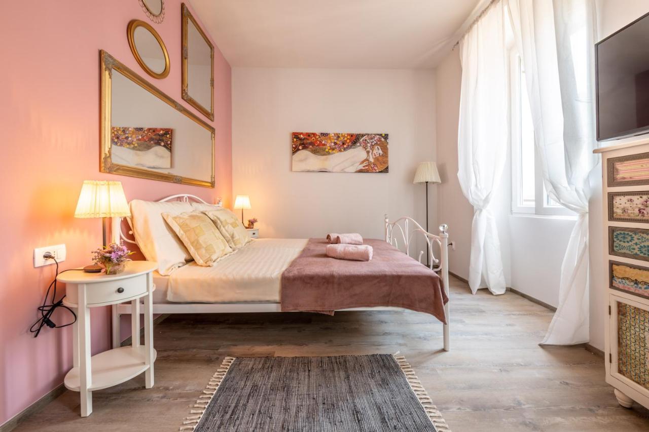 Old City Romantic Studios 4 With Free Private Parking Pula Exterior photo