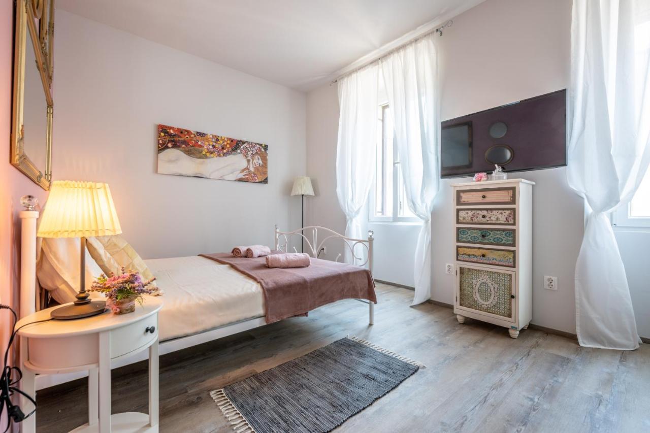 Old City Romantic Studios 4 With Free Private Parking Pula Exterior photo