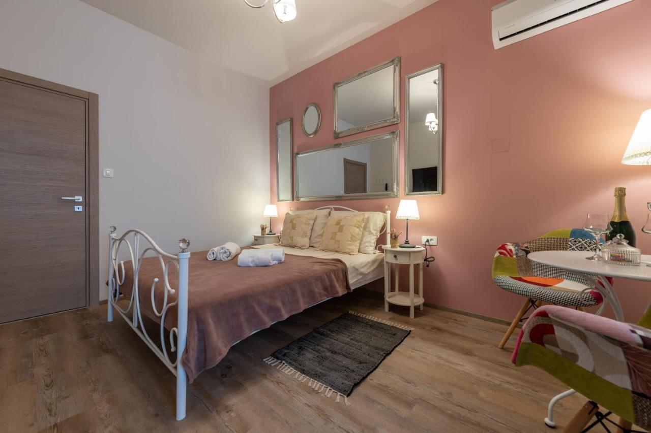 Old City Romantic Studios 4 With Free Private Parking Pula Exterior photo