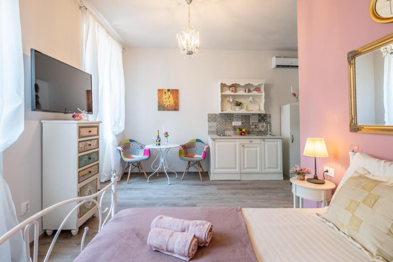 Old City Romantic Studios 4 With Free Private Parking Pula Exterior photo