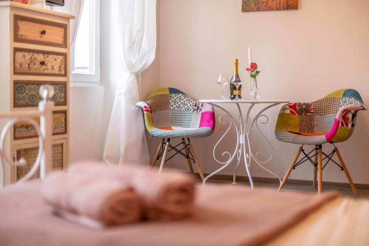 Old City Romantic Studios 4 With Free Private Parking Pula Exterior photo