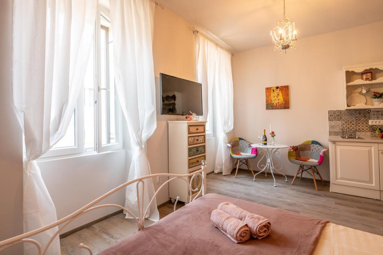 Old City Romantic Studios 4 With Free Private Parking Pula Exterior photo