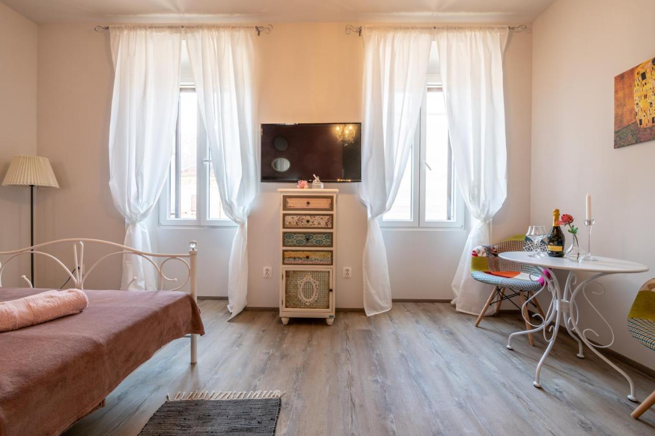 Old City Romantic Studios 4 With Free Private Parking Pula Exterior photo